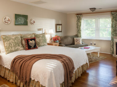 King & King Deluxe Guest Rooms - Chanticleer Inn, A Chattanooga B&B