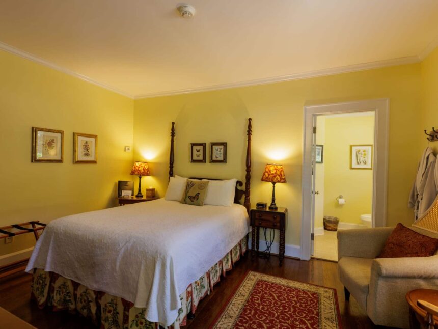 Queen & Queen Deluxe Guest Rooms - Chanticleer Inn, A Chattanooga B&B