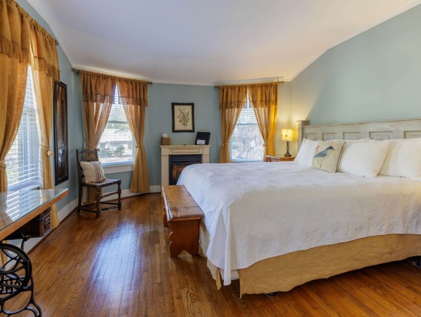 King & King Deluxe Guest Rooms - Chanticleer Inn, A Chattanooga B&B