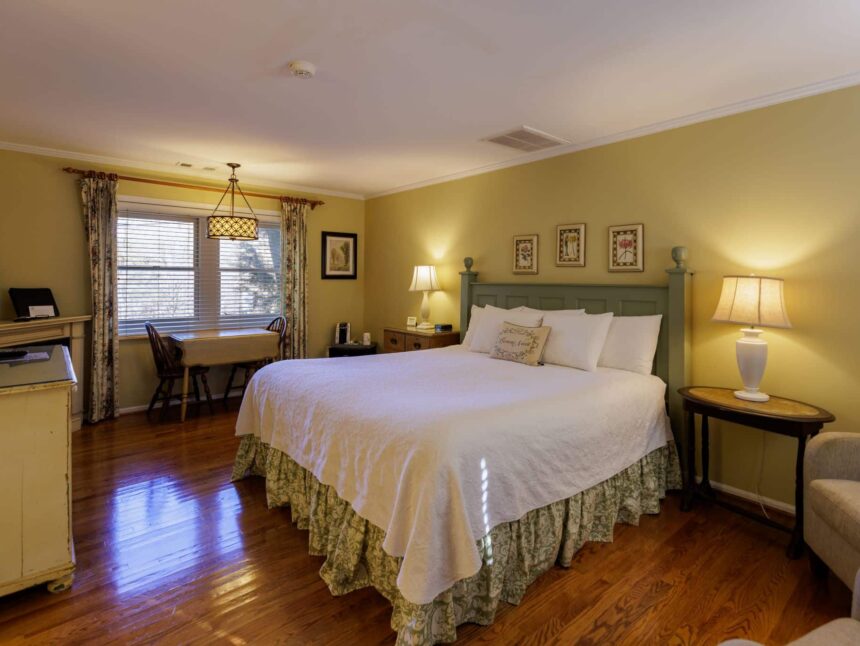 King & King Deluxe Guest Rooms - Chanticleer Inn, A Chattanooga B&B