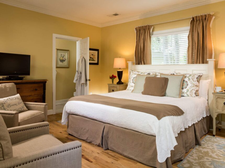 Romantic Rooms And Cottages At Chanticleer Inn, Chattanooga