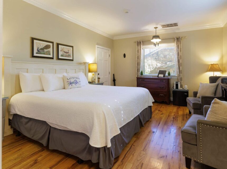 King & King Deluxe Guest Rooms - Chanticleer Inn, A Chattanooga B&B