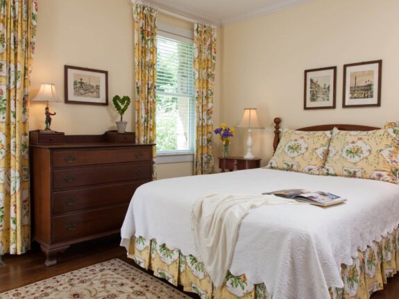 Romantic Rooms And Cottages At Chanticleer Inn, Chattanooga