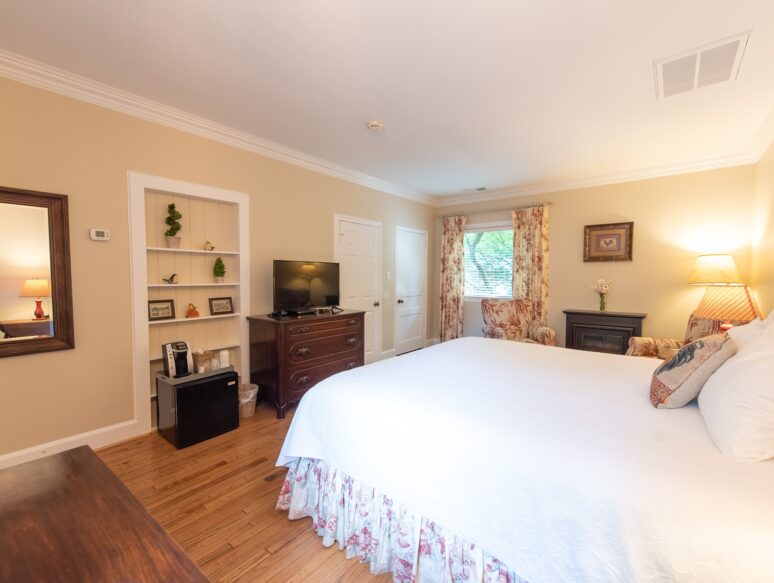 Room 4 - Chanticleer Inn, A Chattanooga B&B